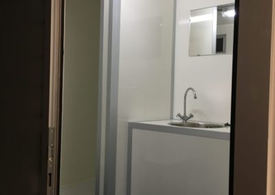 Mobiele badkamer met handwastafel en spiegel
